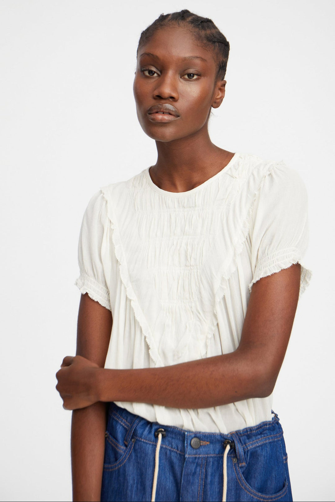 Perilla Top fra Munthe – elegant ivory-skjorte i bæredygtig viscose med smukke flæsedetaljer. Perfekt til både hverdag og fest.