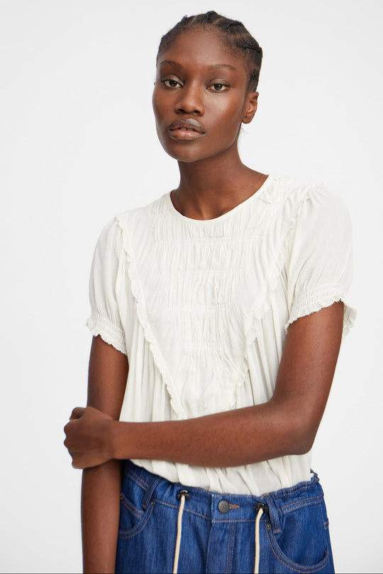 Perilla Top fra Munthe – elegant ivory-skjorte i bæredygtig viscose med smukke flæsedetaljer. Perfekt til både hverdag og fest.