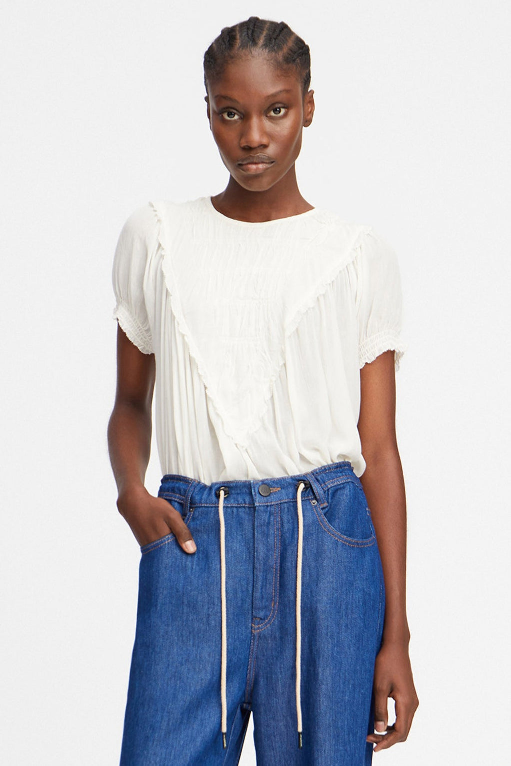 Perilla Top fra Munthe – elegant ivory-skjorte i bæredygtig viscose med smukke flæsedetaljer. Perfekt til både hverdag og fest.