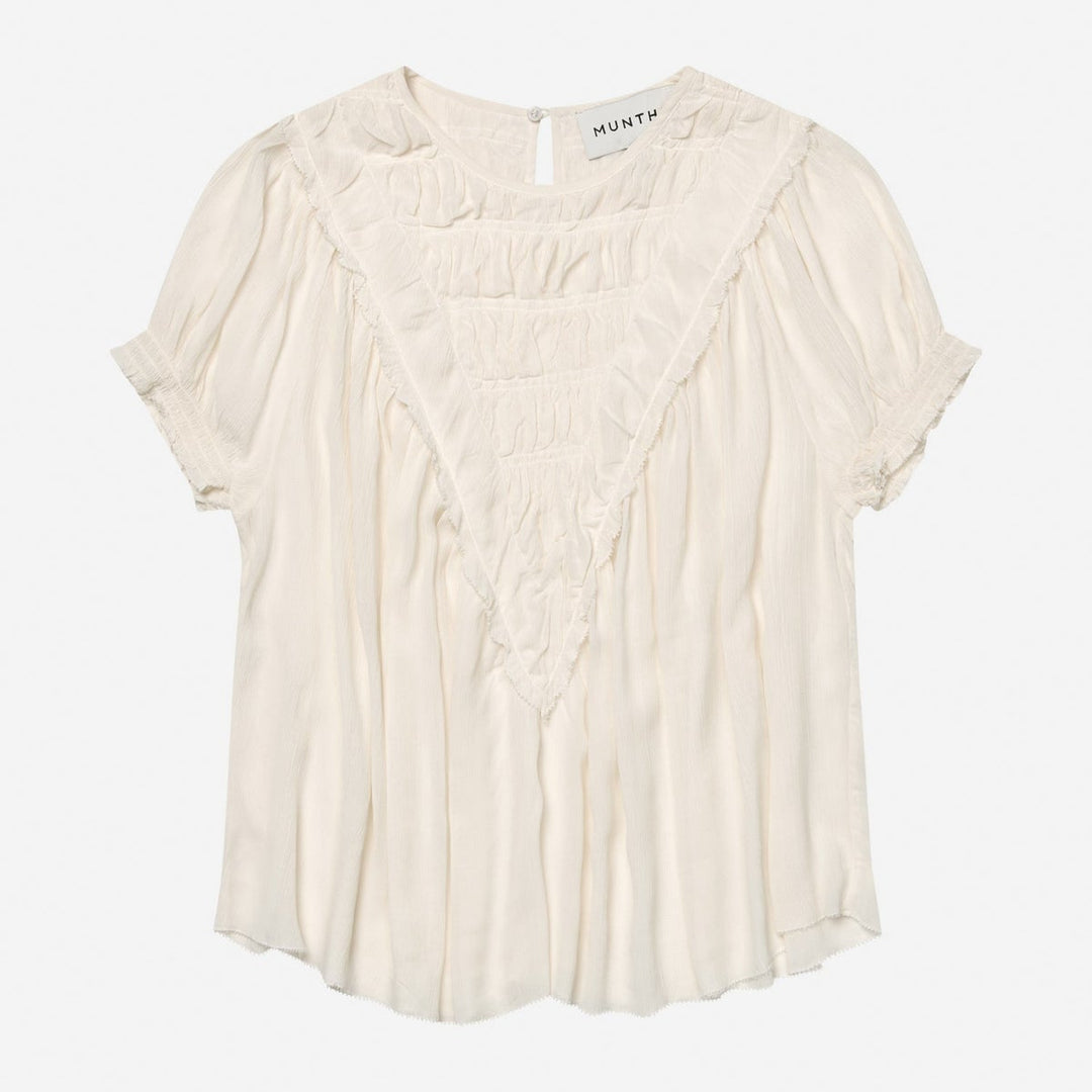 Perilla Top fra Munthe – elegant ivory-skjorte i bæredygtig viscose med smukke flæsedetaljer. Perfekt til både hverdag og fest.