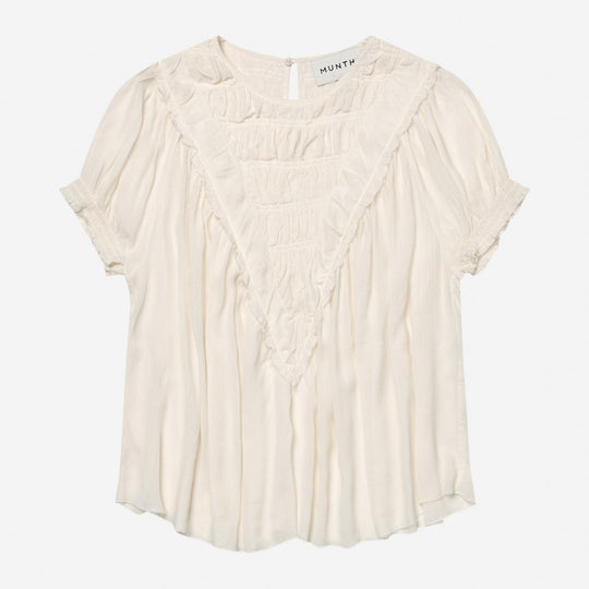 Perilla Top fra Munthe – elegant ivory-skjorte i bæredygtig viscose med smukke flæsedetaljer. Perfekt til både hverdag og fest.
