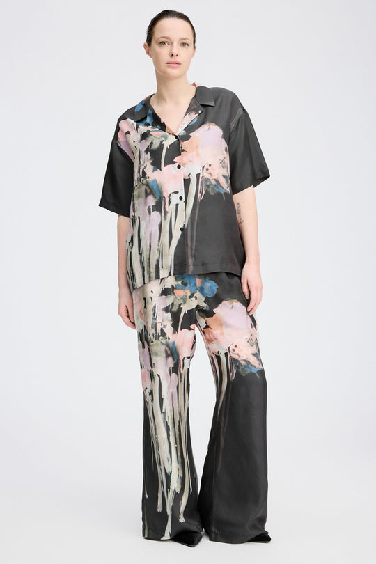 Smuk silkebluse fra Munthe med kunstnerisk print, korte ærmer og elegant krave. Hver top er unik.