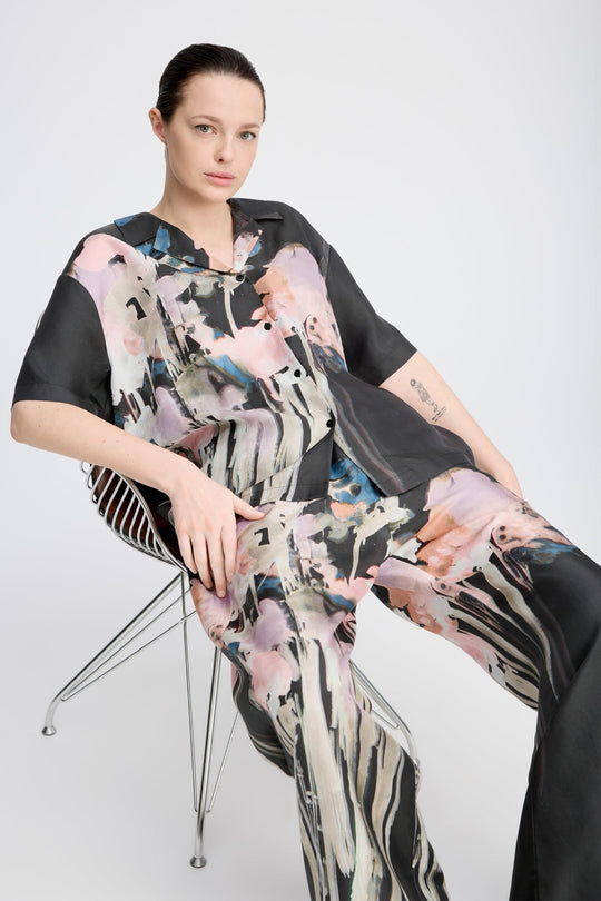 Smuk silkebluse fra Munthe med kunstnerisk print, korte ærmer og elegant krave. Hver top er unik.