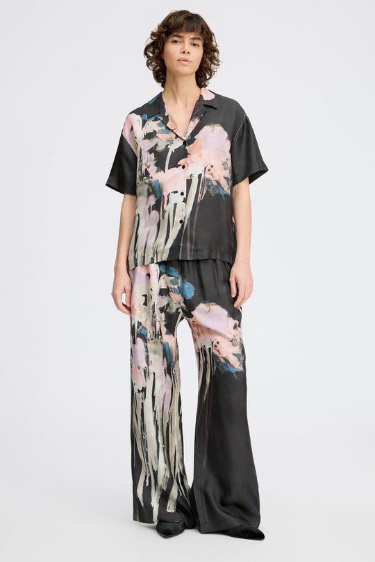 Smuk silkebluse fra Munthe med kunstnerisk print, korte ærmer og elegant krave. Hver top er unik.