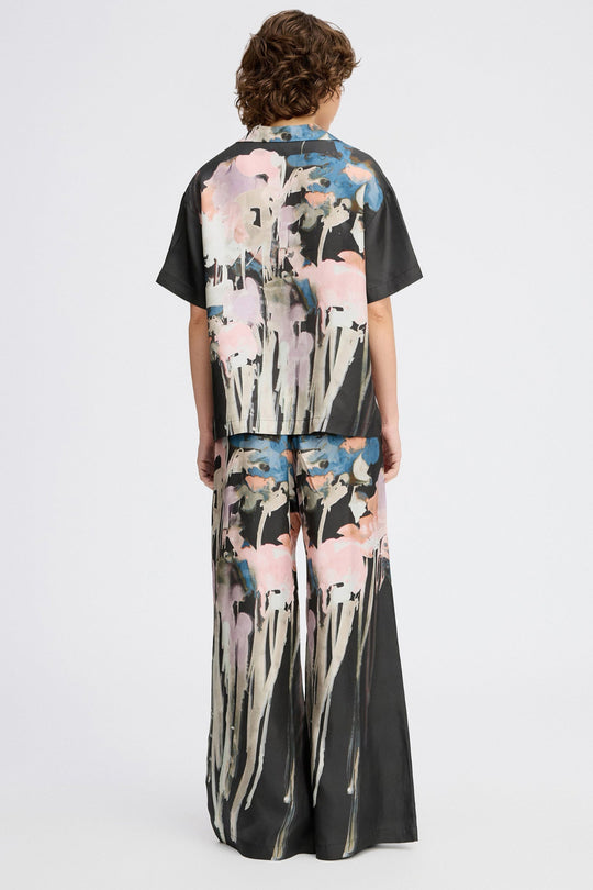 Smuk silkebluse fra Munthe med kunstnerisk print, korte ærmer og elegant krave. Hver top er unik.