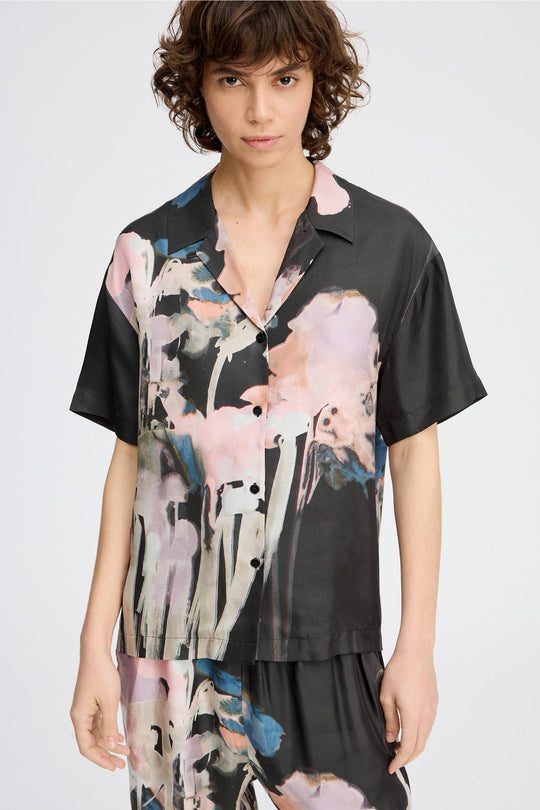 Smuk silkebluse fra Munthe med kunstnerisk print, korte ærmer og elegant krave. Hver top er unik.