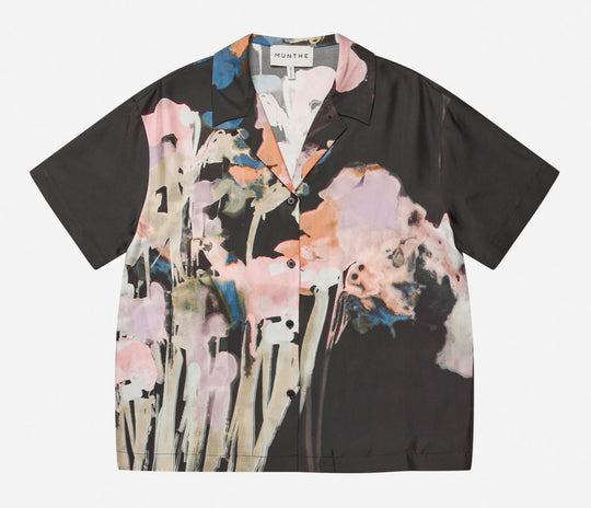 Smuk silkebluse fra Munthe med kunstnerisk print, korte ærmer og elegant krave. Hver top er unik.