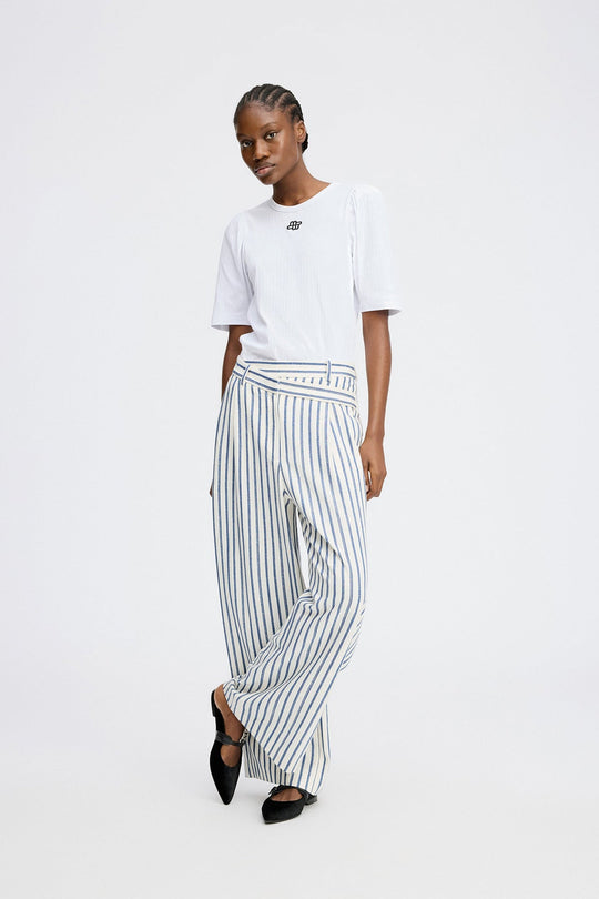 Munthe Parsa T-shirt i hvid, lavet af økologisk bomuld med broderet logo og pufærmer.