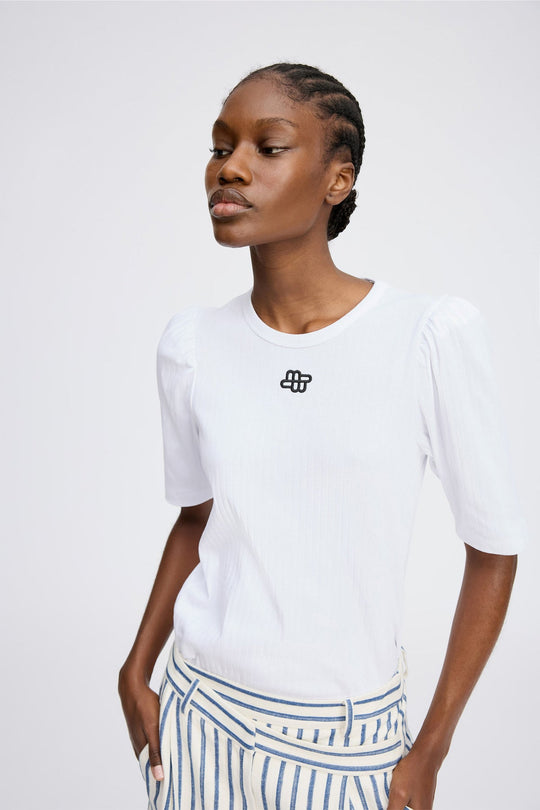 Munthe Parsa T-shirt i hvid, lavet af økologisk bomuld med broderet logo og pufærmer.