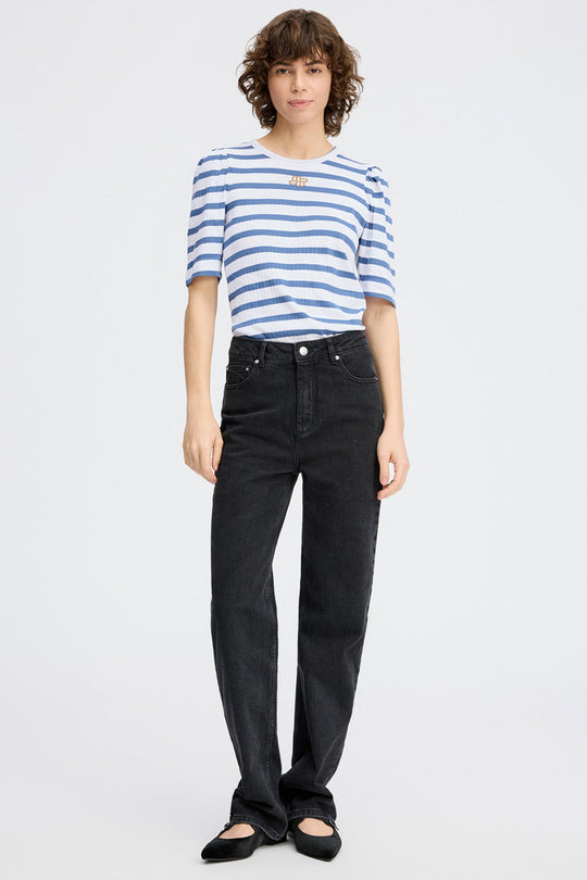 Munthe Parsa T-shirt – stribet T-shirt i økologisk bomuld med feminine pufærmer og broderet emblem.