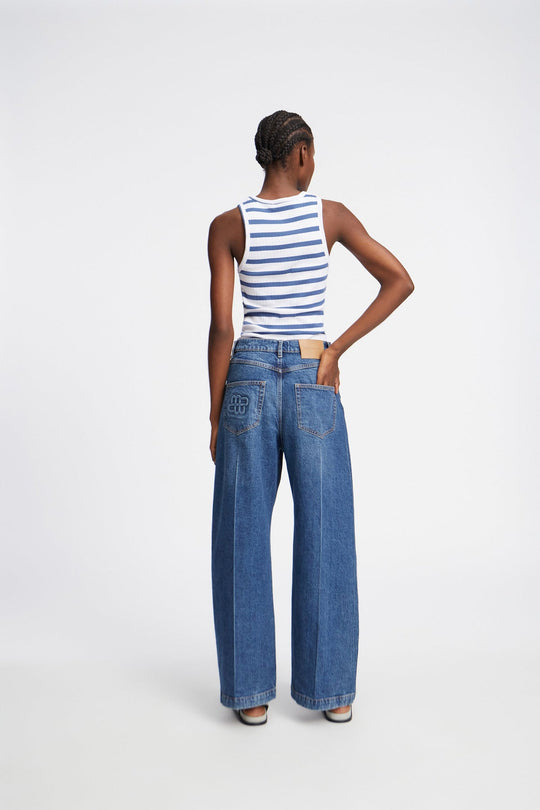 Munthe Tezza Top – tætsiddende tanktop i økologisk bomuld med broderet emblem. Perfekt basis til garderoben.