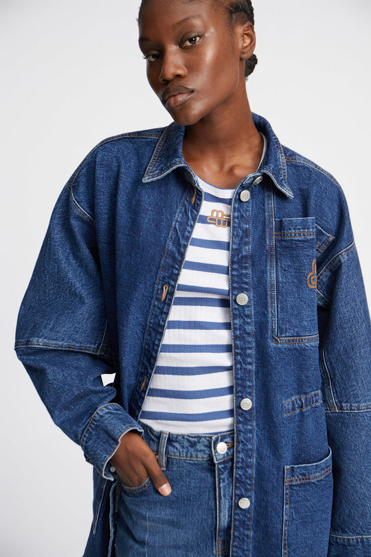 Munthe Tezza Top – tætsiddende tanktop i økologisk bomuld med broderet emblem. Perfekt basis til garderoben.