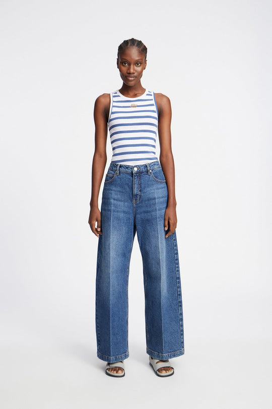 Munthe Tezza Top – tætsiddende tanktop i økologisk bomuld med broderet emblem. Perfekt basis til garderoben.