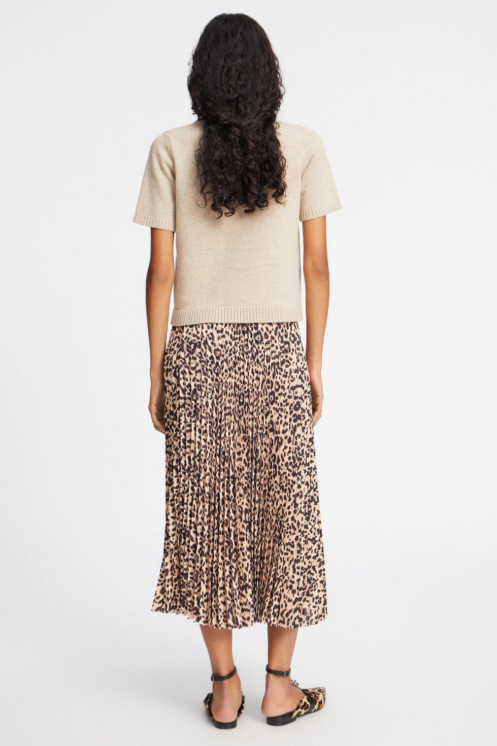 Munthe Taulla Skirt i camel – plisseret nederdel med elegant leo print, elastik i taljen og bæredygtigt design.