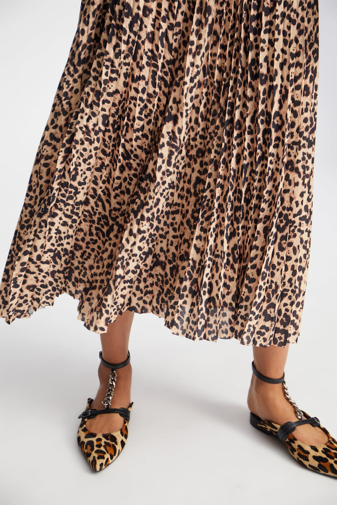 Munthe Taulla Skirt i camel – plisseret nederdel med elegant leo print, elastik i taljen og bæredygtigt design.