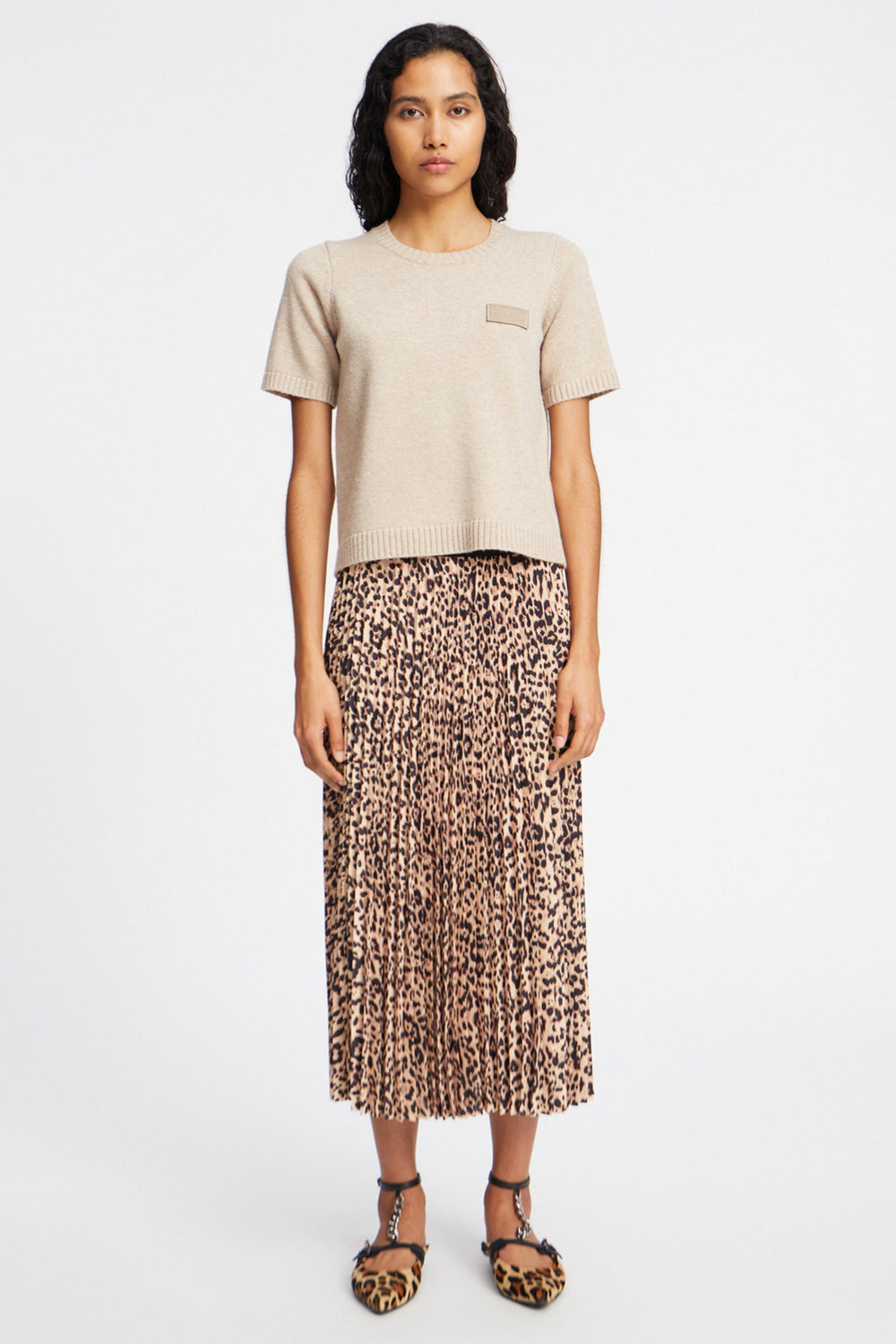 Munthe Taulla Skirt i camel – plisseret nederdel med elegant leo print, elastik i taljen og bæredygtigt design.
