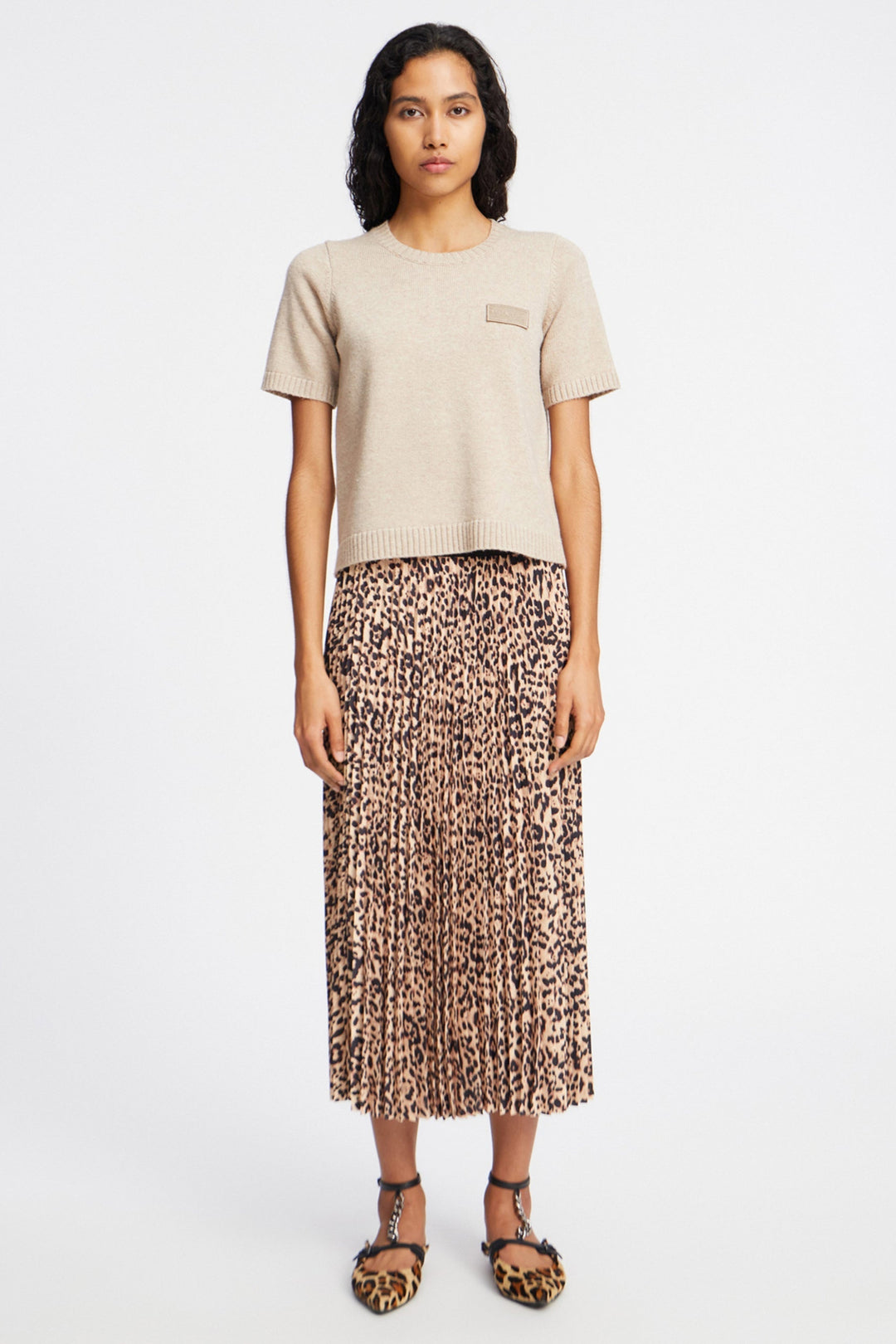 Munthe Taulla Skirt i camel – plisseret nederdel med elegant leo print, elastik i taljen og bæredygtigt design.