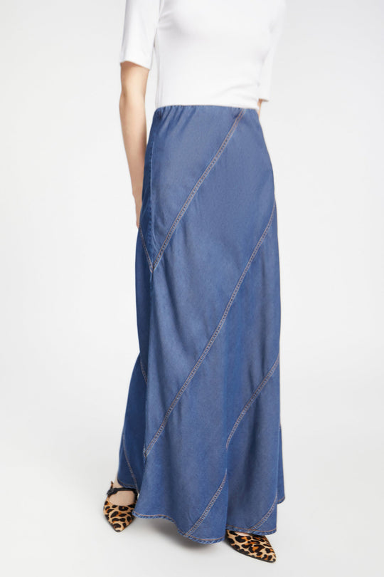 Munthe Parson Skirt i indigo – en lang denim nederdel med smukke skrå syninger og elastik i taljen. Let og bæredygtig i 100% TENCEL™.