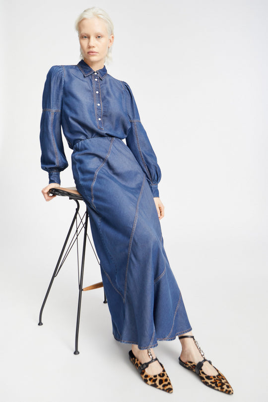 Munthe Parson Skirt i indigo – en lang denim nederdel med smukke skrå syninger og elastik i taljen. Let og bæredygtig i 100% TENCEL™.