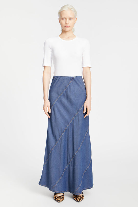 Munthe Parson Skirt i indigo – en lang denim nederdel med smukke skrå syninger og elastik i taljen. Let og bæredygtig i 100% TENCEL™.