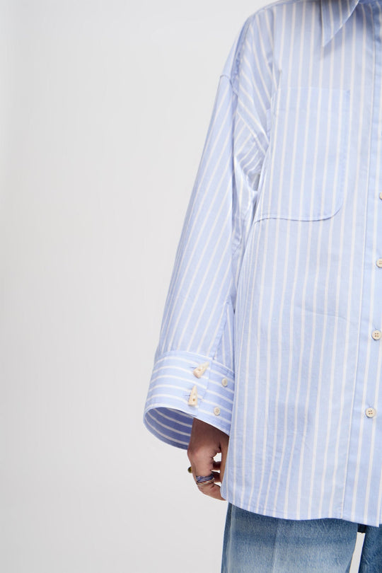 Munthe Lynne oversize skjorte i lyseblå med striber, imiterede hornknapper og brede manchetter. 100 % økologisk bomuld.