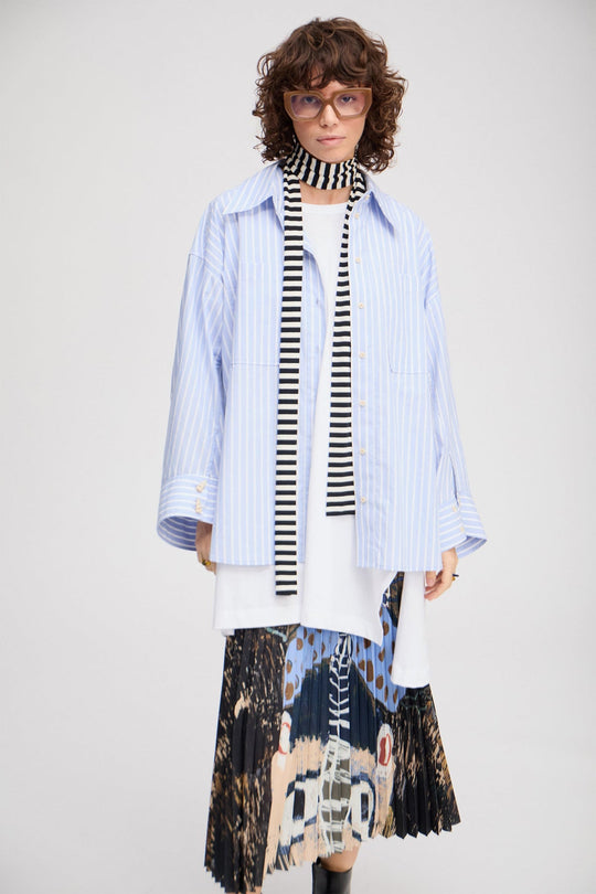 Munthe Lynne oversize skjorte i lyseblå med striber, imiterede hornknapper og brede manchetter. 100 % økologisk bomuld.