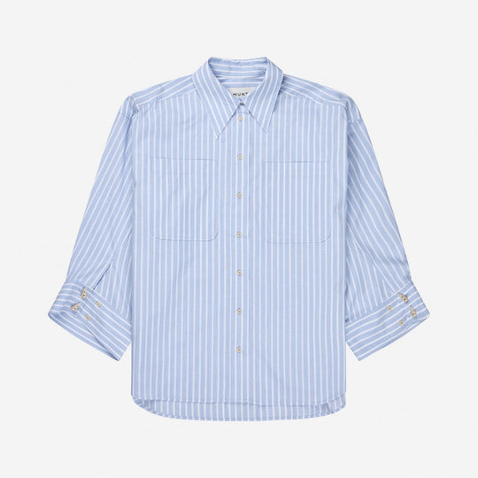 Munthe Lynne oversize skjorte i lyseblå med striber, imiterede hornknapper og brede manchetter. 100 % økologisk bomuld.