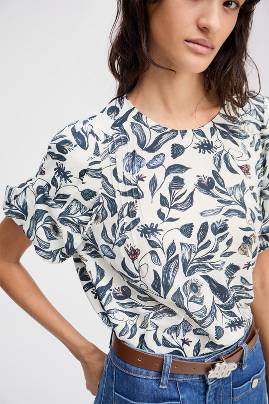 Munthe Lustanna bluse i kit med all-over blomsterprint og fine detaljer. Fremstillet i 85 % Lenzing™ Ecovero™ og 15 % polyamid.