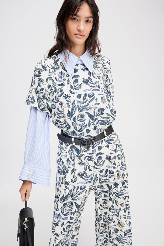 Munthe Lustanna bluse i kit med all-over blomsterprint og fine detaljer. Fremstillet i 85 % Lenzing™ Ecovero™ og 15 % polyamid.