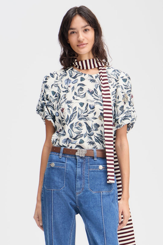 Munthe Lustanna bluse i kit med all-over blomsterprint og fine detaljer. Fremstillet i 85 % Lenzing™ Ecovero™ og 15 % polyamid.