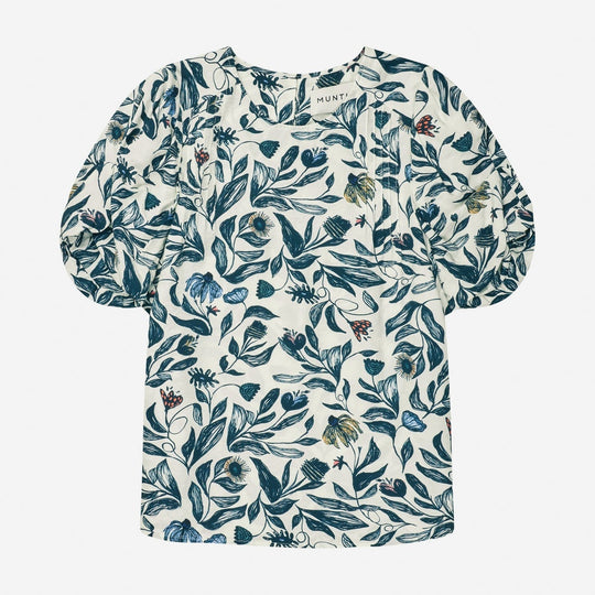 Munthe Lustanna bluse i kit med all-over blomsterprint og fine detaljer. Fremstillet i 85 % Lenzing™ Ecovero™ og 15 % polyamid.