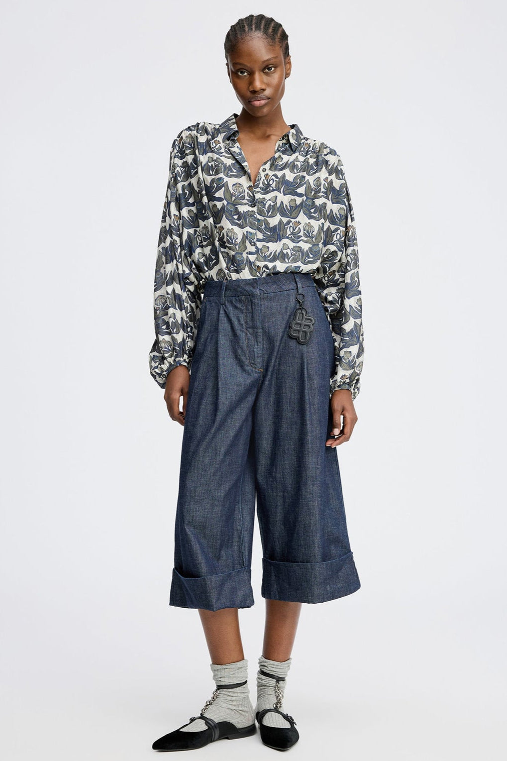 Munthe Lynx skjorte med all-over print, brede ærmer og løs pasform. Fremstillet i silke og bæredygtig Lenzing™ Ecovero™.