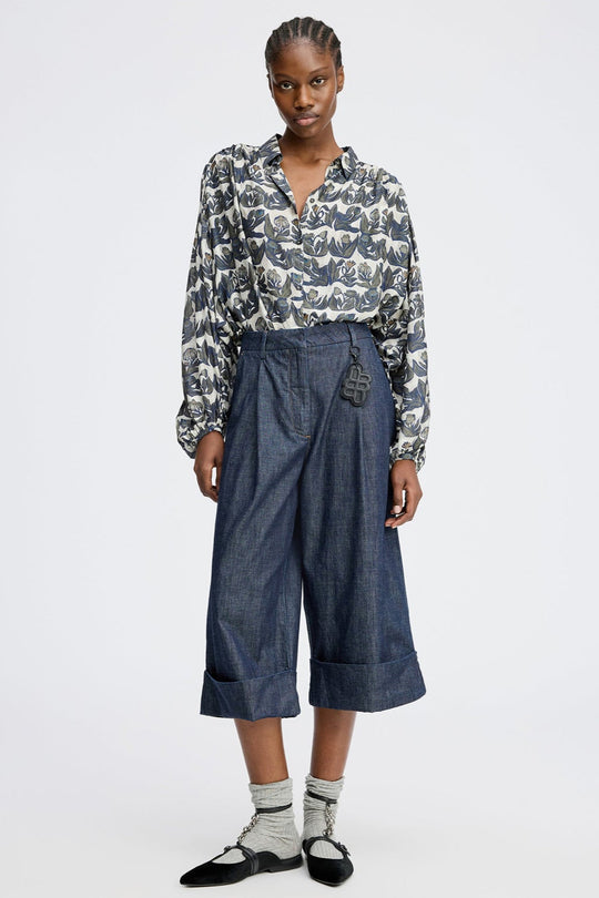 Munthe Lynx skjorte med all-over print, brede ærmer og løs pasform. Fremstillet i silke og bæredygtig Lenzing™ Ecovero™.