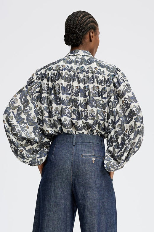Munthe Lynx skjorte med all-over print, brede ærmer og løs pasform. Fremstillet i silke og bæredygtig Lenzing™ Ecovero™.