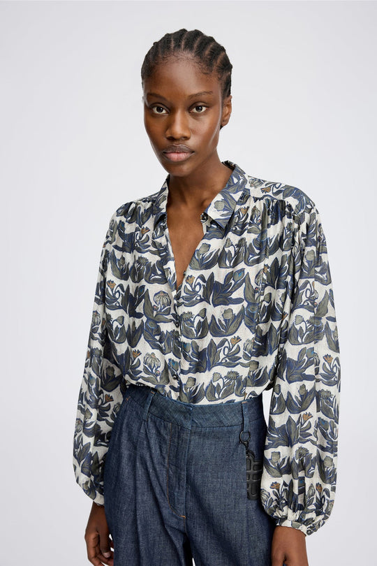 Munthe Lynx skjorte med all-over print, brede ærmer og løs pasform. Fremstillet i silke og bæredygtig Lenzing™ Ecovero™.