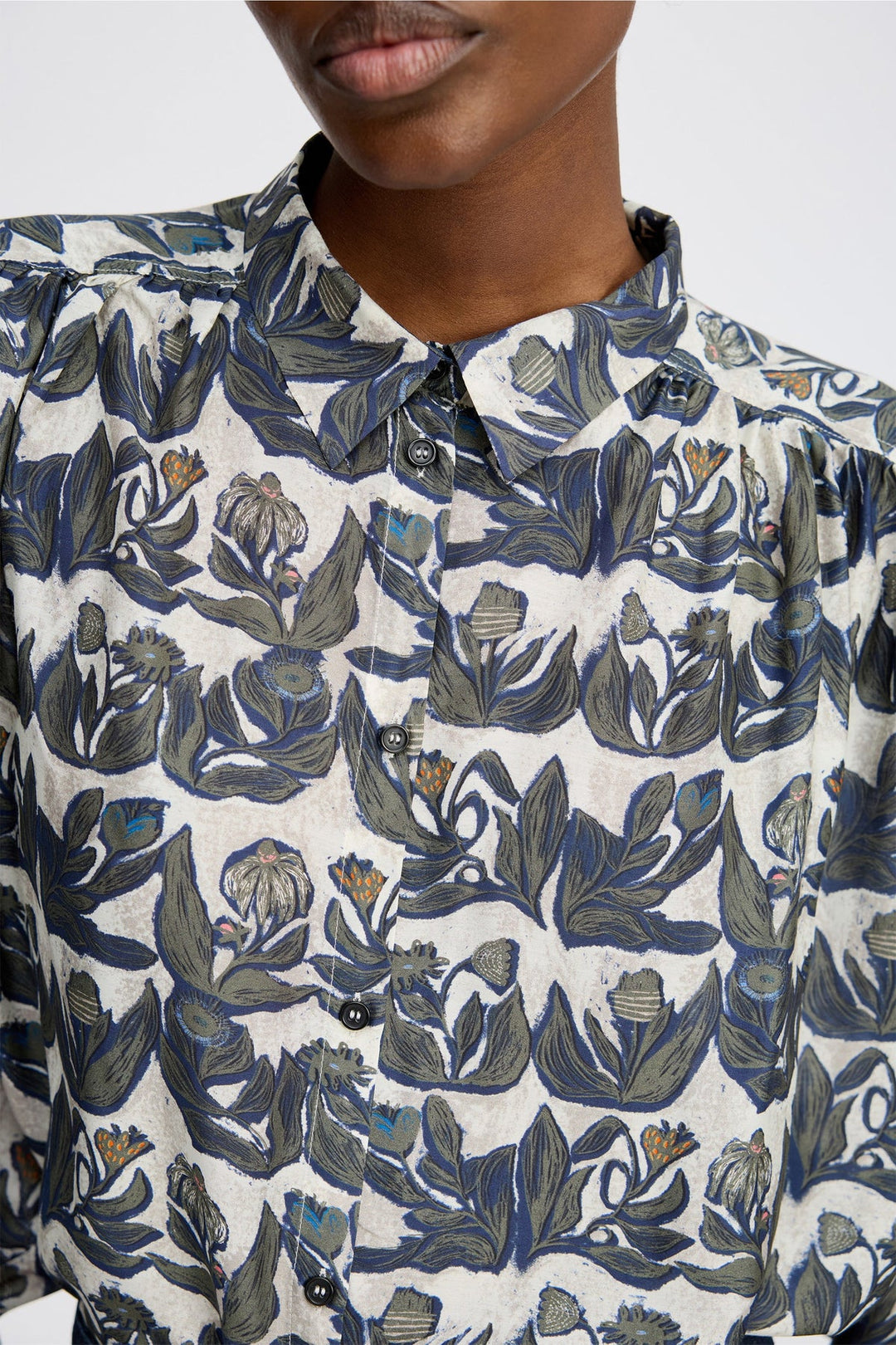 Munthe Lynx skjorte med all-over print, brede ærmer og løs pasform. Fremstillet i silke og bæredygtig Lenzing™ Ecovero™.