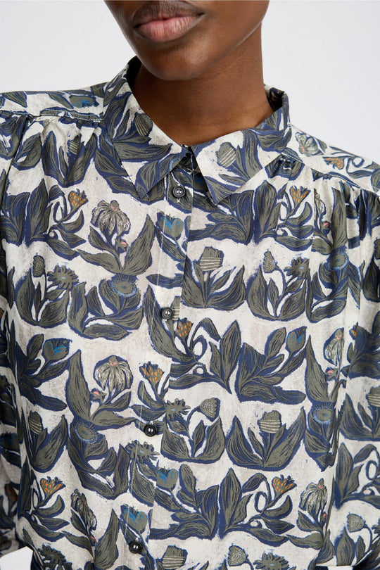 Munthe Lynx skjorte med all-over print, brede ærmer og løs pasform. Fremstillet i silke og bæredygtig Lenzing™ Ecovero™.