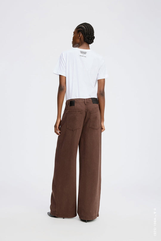 Munthe Lacini hvid T-shirt med Tweety, Sylvester og MUNTHE-emblem. Fremstillet i 100 % økologisk bomuld.