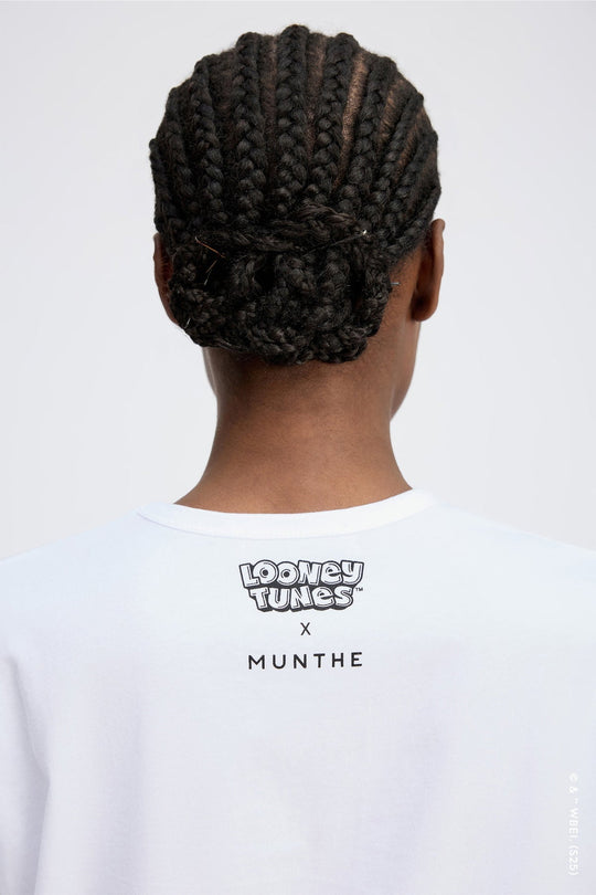 Munthe Lacini hvid T-shirt med Tweety, Sylvester og MUNTHE-emblem. Fremstillet i 100 % økologisk bomuld.