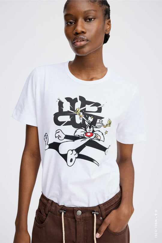 Munthe Lacini hvid T-shirt med Tweety, Sylvester og MUNTHE-emblem. Fremstillet i 100 % økologisk bomuld.