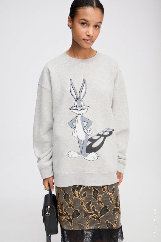 Munthe Lami lysegrå oversize sweatshirt med Bugs Bunny broderi og MUNTHE-emblem. 50 % bomuld, 50 % polyester.