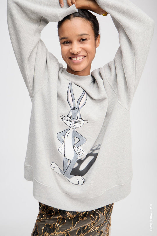 Munthe Lami lysegrå oversize sweatshirt med Bugs Bunny broderi og MUNTHE-emblem. 50 % bomuld, 50 % polyester.