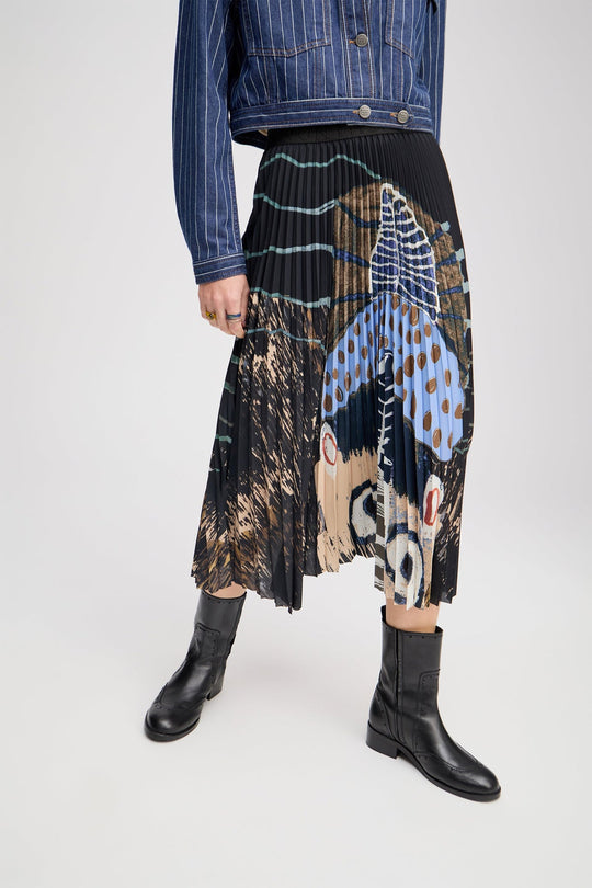 Munthe Charming plisseret nederdel i sort med kunstprint, midi-længde og elastik i taljen. Lavet i genanvendt polyesterblanding.