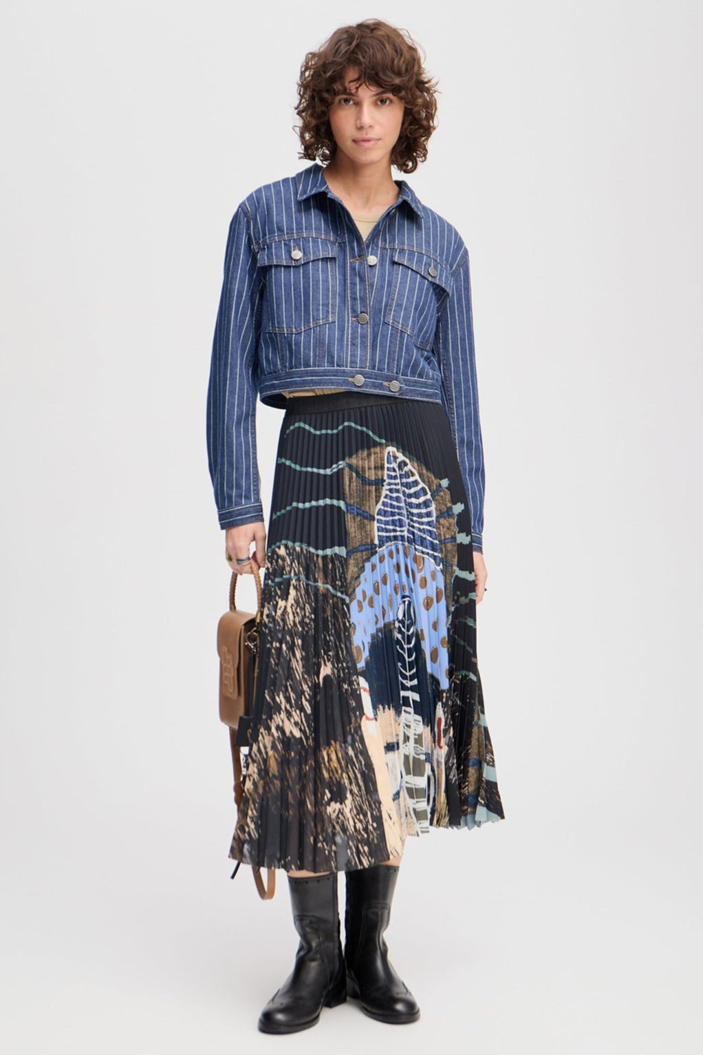 Munthe Charming plisseret nederdel i sort med kunstprint, midi-længde og elastik i taljen. Lavet i genanvendt polyesterblanding.