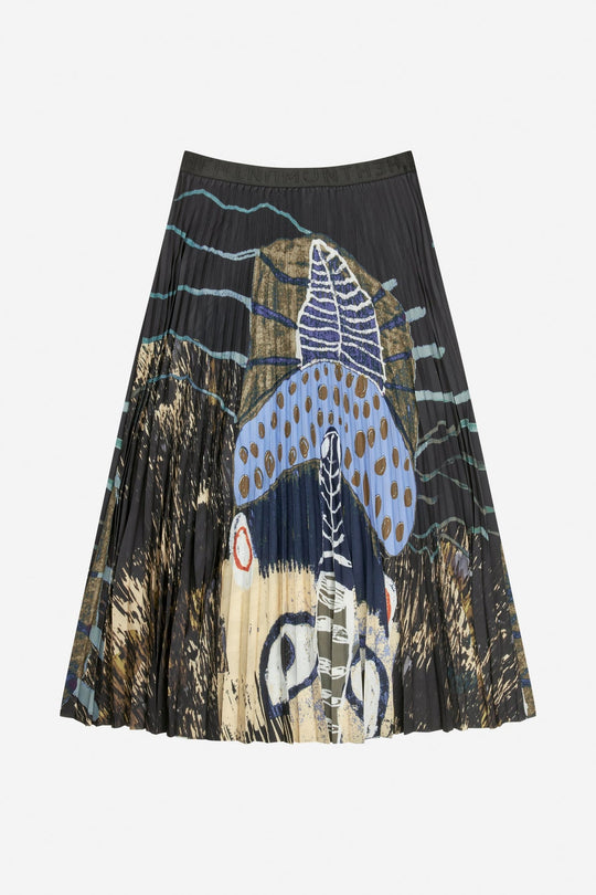 Munthe Charming plisseret nederdel i sort med kunstprint, midi-længde og elastik i taljen. Lavet i genanvendt polyesterblanding.
