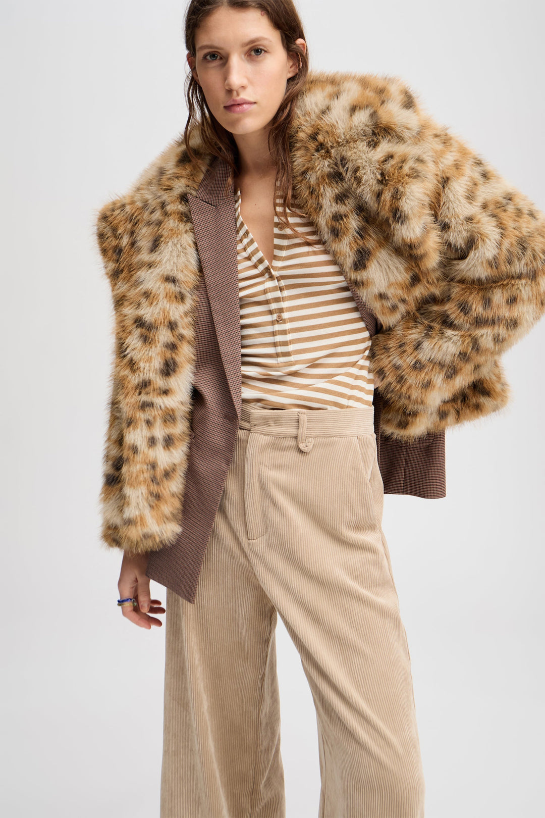 Munthe Lelouis lattefarvede fløjlsbukser med brede ben, sidelommer og bæltestropper. Delvist lavet i genanvendt materiale.