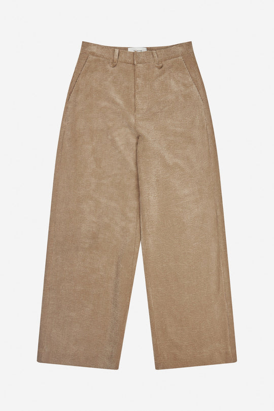 Munthe Lelouis lattefarvede fløjlsbukser med brede ben, sidelommer og bæltestropper. Delvist lavet i genanvendt materiale.