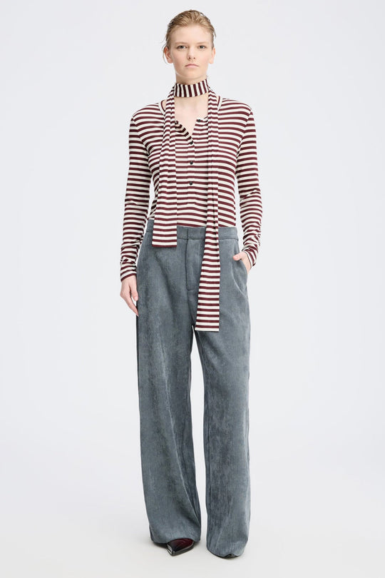 Munthe Lelouis charcoal fløjlsbukser med brede ben, regular pasform og ekstra længde. Delvist lavet i genanvendt materiale.