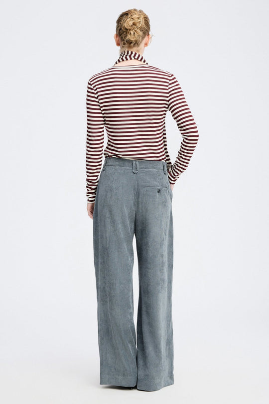 Munthe Lelouis charcoal fløjlsbukser med brede ben, regular pasform og ekstra længde. Delvist lavet i genanvendt materiale.