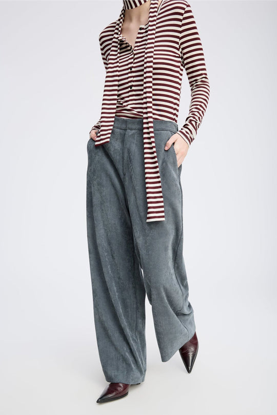 Munthe Lelouis charcoal fløjlsbukser med brede ben, regular pasform og ekstra længde. Delvist lavet i genanvendt materiale.